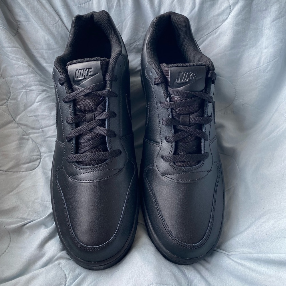 Nike low size 13 men’s. Comes with original box.